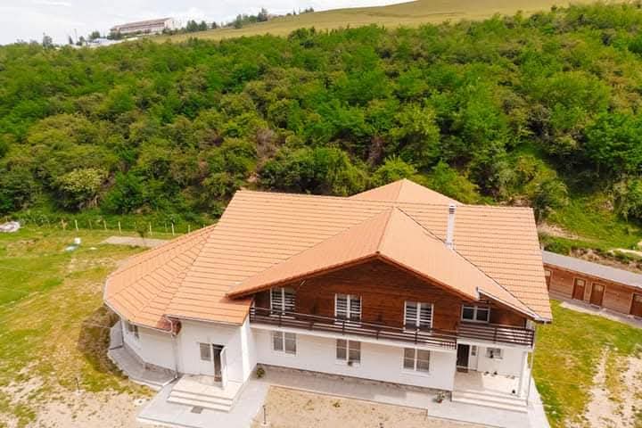 "La doar câțiva pași de Transalpina – inima aventurii vă așteaptă!"